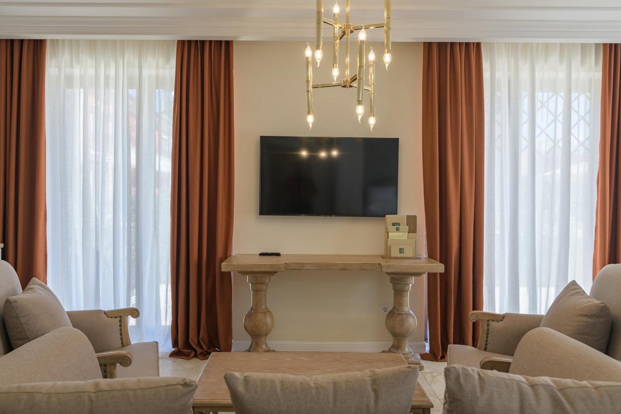 Eco Therma Village Kranevo Extérieur photo A living room with a television